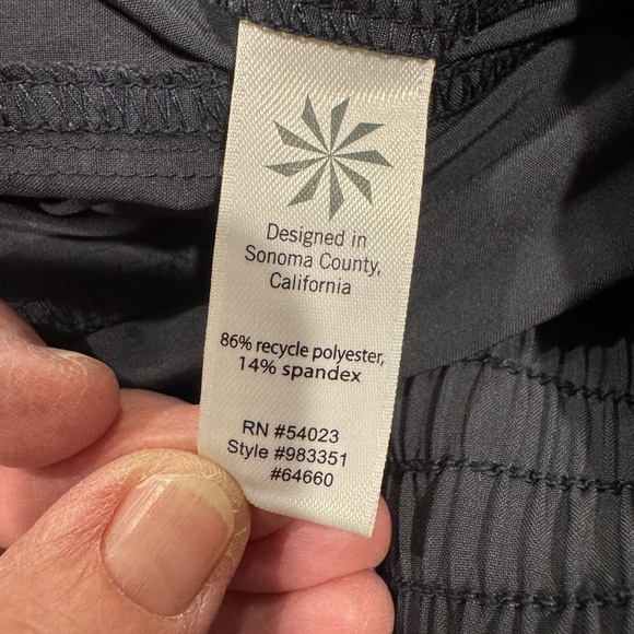 Athleta lightweight activewear capri / crop pants. Sz 6 - Picture 9 of 10